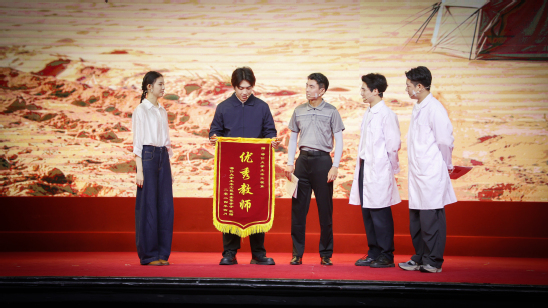 原创情景剧《在沙漠里种大学》